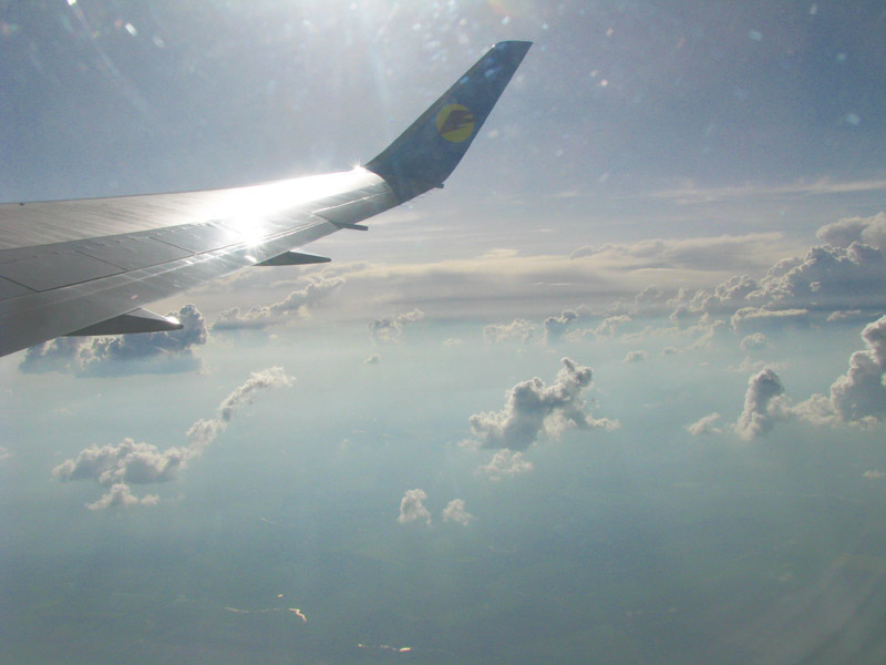 Крило літака та хмари