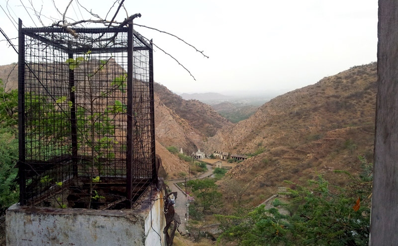 Вид на Галтаджи с верхней точки дороги. Горы около Джайпура