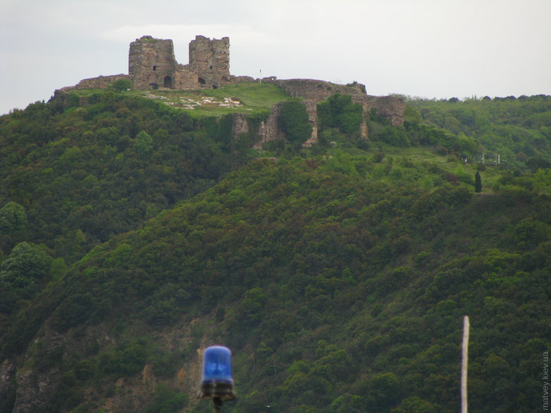 Руины генуэзской крепости над Анадолу Каваи. Стамбул, Турция