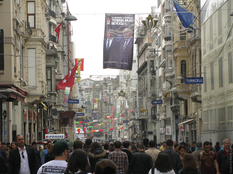 Толпа на улице Истикляль. Стамбул, Турция