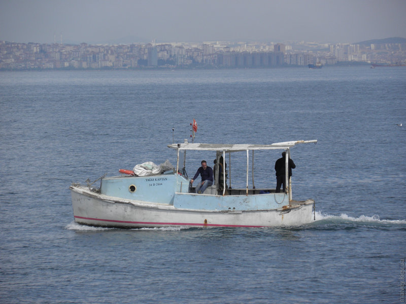 Рыбацкая лодка. Стамбул, Турция
