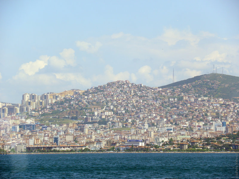 Застроенный домами холм на азиатской стороне Стамбула. Стамбул, Турция