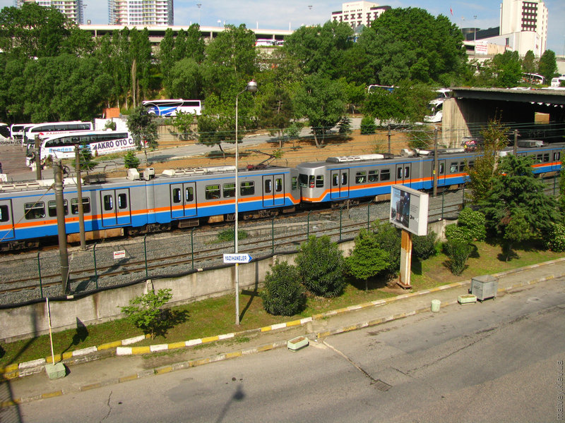 Поезд на открытом участке метро около автовокзала. Стамбул, Турция