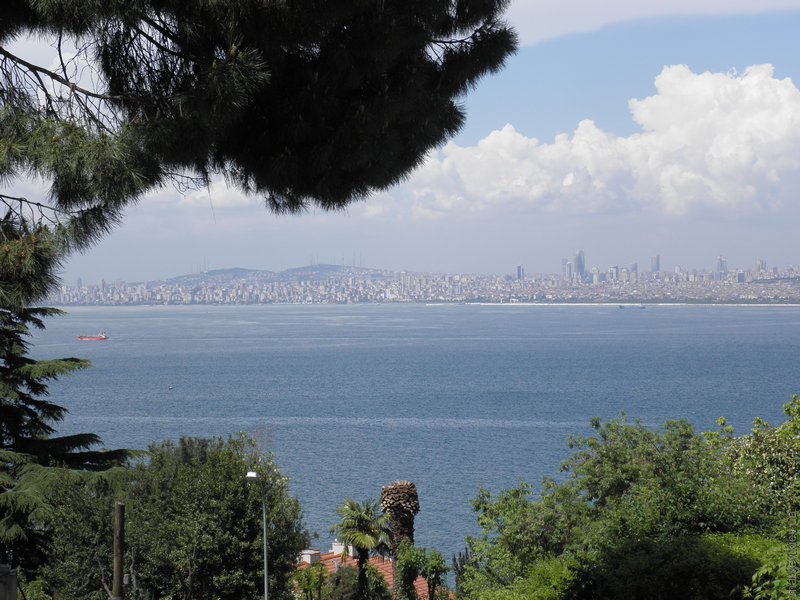 Вид на город с острова Бюйюкада. Стамбул, Турция