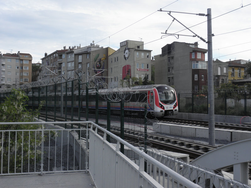 Поезд линии «Мармарай» около станции Айрылыкчешме. Стамбул, Турция
