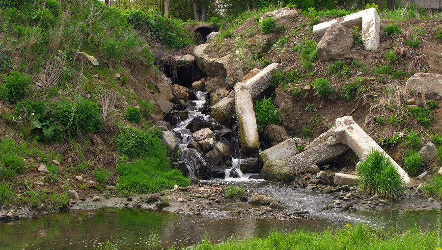 Струмок впадає в Бистрицю-Солотвинську. Вода тече по бетонних уламках