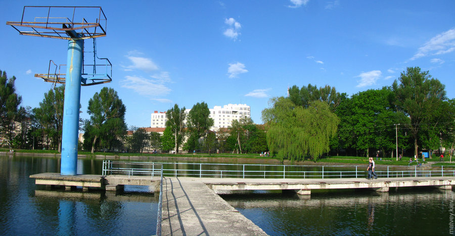 Міське озеро та покинутий басейн з вежею для стрибків