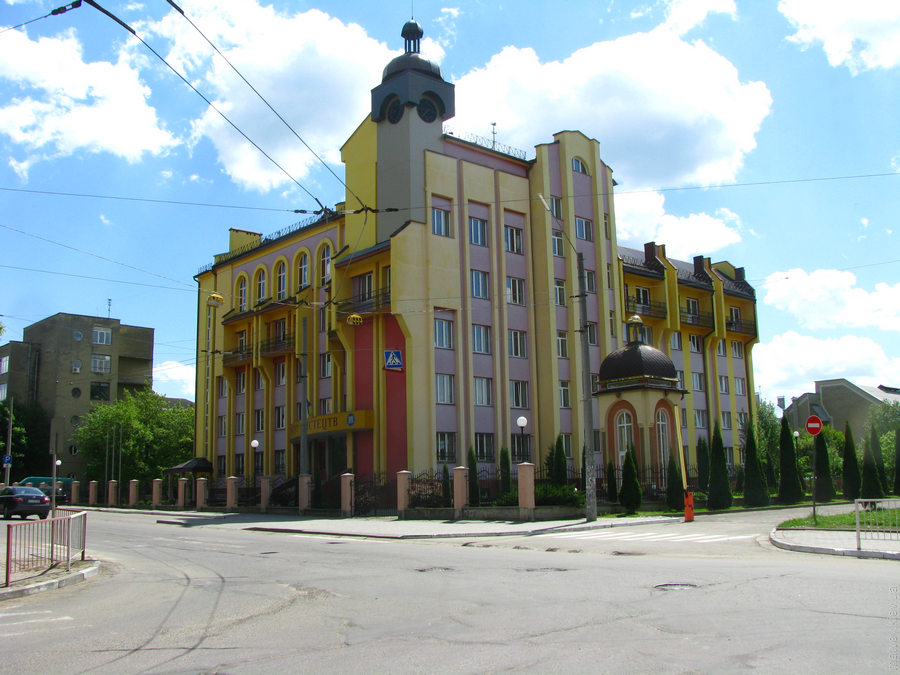 Жёлто-розовый институт искусств в Ивано-Франковске