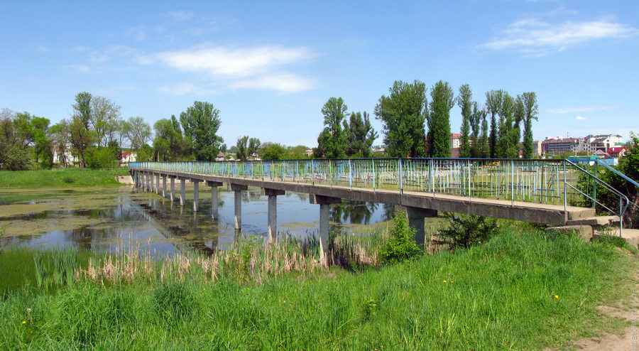 Пешеходный мостик через немецкое озеро