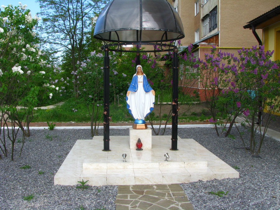 Скульптура діви Марії з підсвіткою біля хостелу Феномен