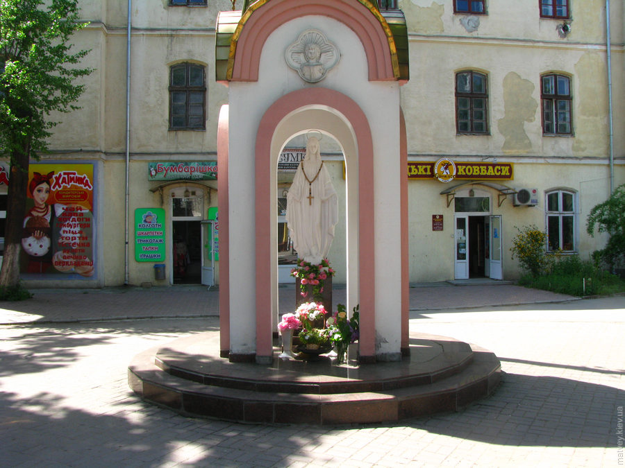 Скульптура діви Марії біля магазину Дрогобицькі ковбаси