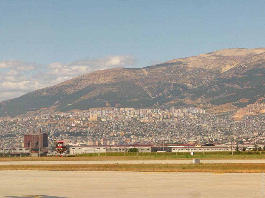 Вид на місто та гору Ахир Даг з аеропорту KCM. Кахраманмараш, Туреччина