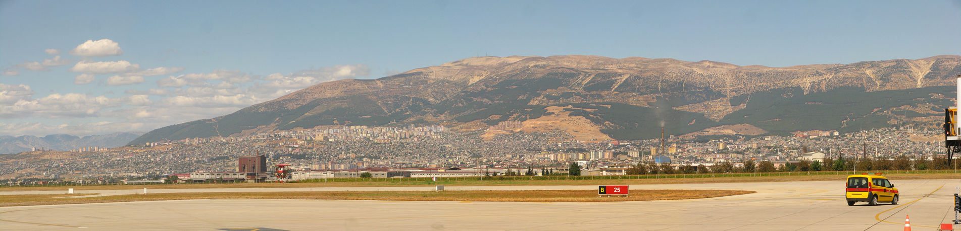 Панорама. Вид на місто та гору Ахир Даг з аеропорту KCM. Кахраманмараш, Турция