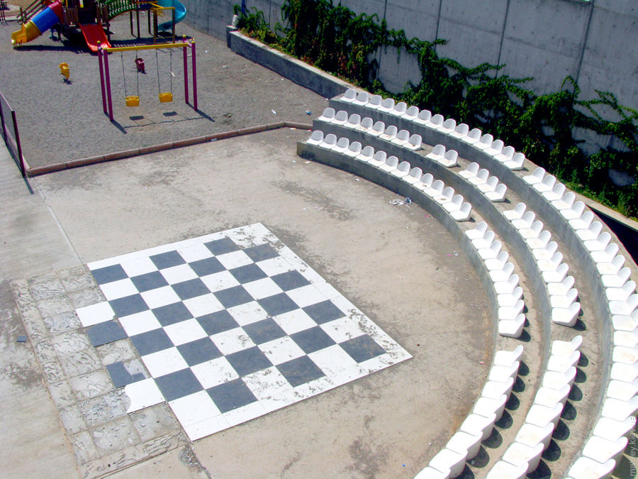 Шахматний амфітеатр в турецькій початковій школі. Кахраманмараш, Туреччина