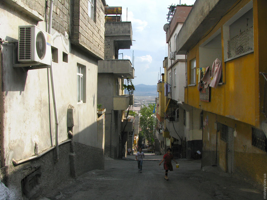 Провулочок зі стрімким ухилом у старій частині міста. Кахраманмараш, Туреччина