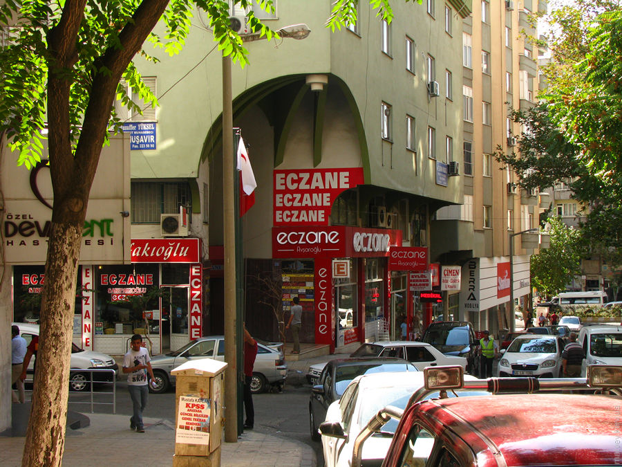 Дуже багато разів написане слово Eczane (аптека). Кахраманмараш, Туреччина