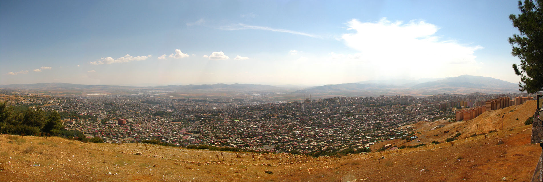 Вид на місто з кафе Teras на боці гори Ахир Даг. Кахраманмараш, Туреччина
