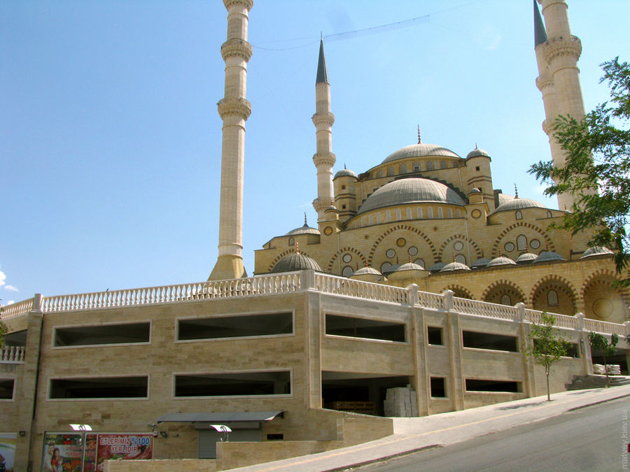 Автомобільна парковка, вбудована в мечеть. Кахраманмараш, Туреччина