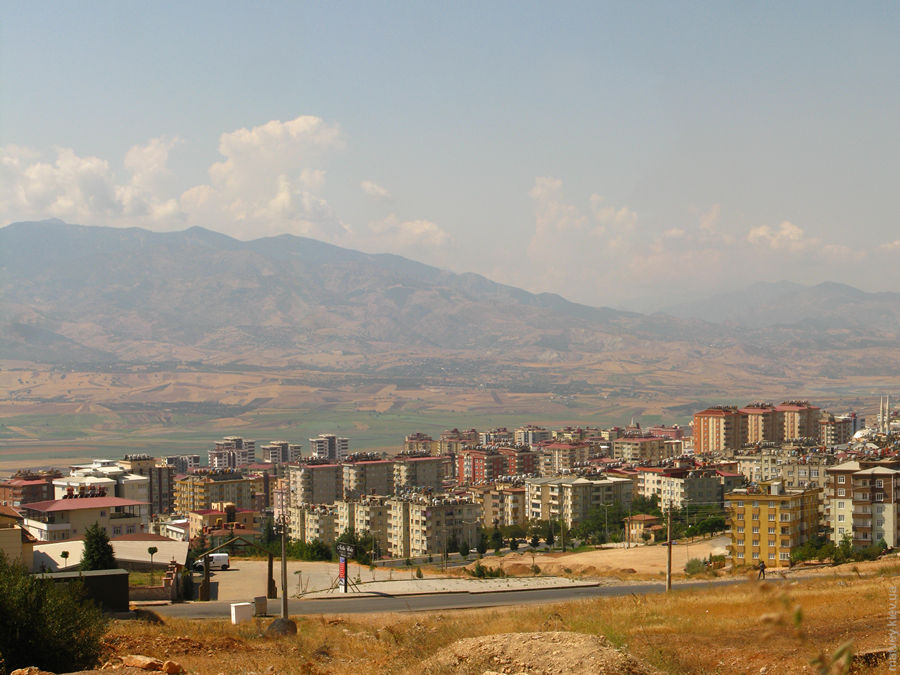 Вид вниз на гірську долину з району Mimar Sinan. Кахраманмараш, Туреччина