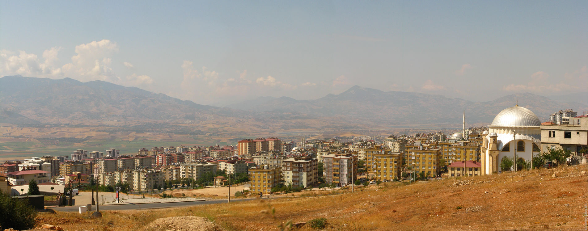 Панорама. Вид вниз на гірську долину з району Mimar Sinan. Кахраманмараш, Турция