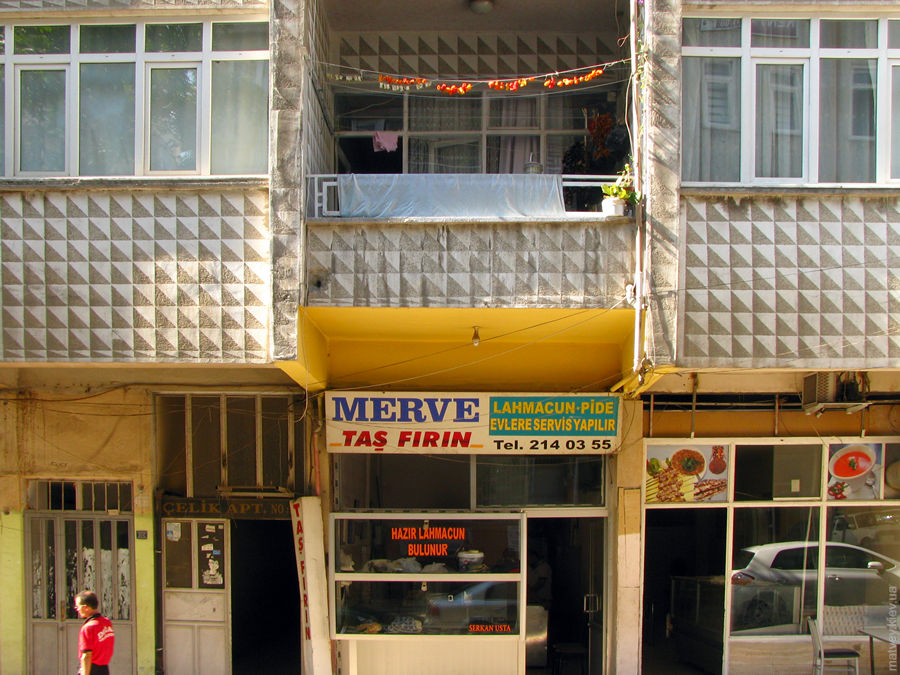 Перець сушать на балконі. Кахраманмараш, Туреччина