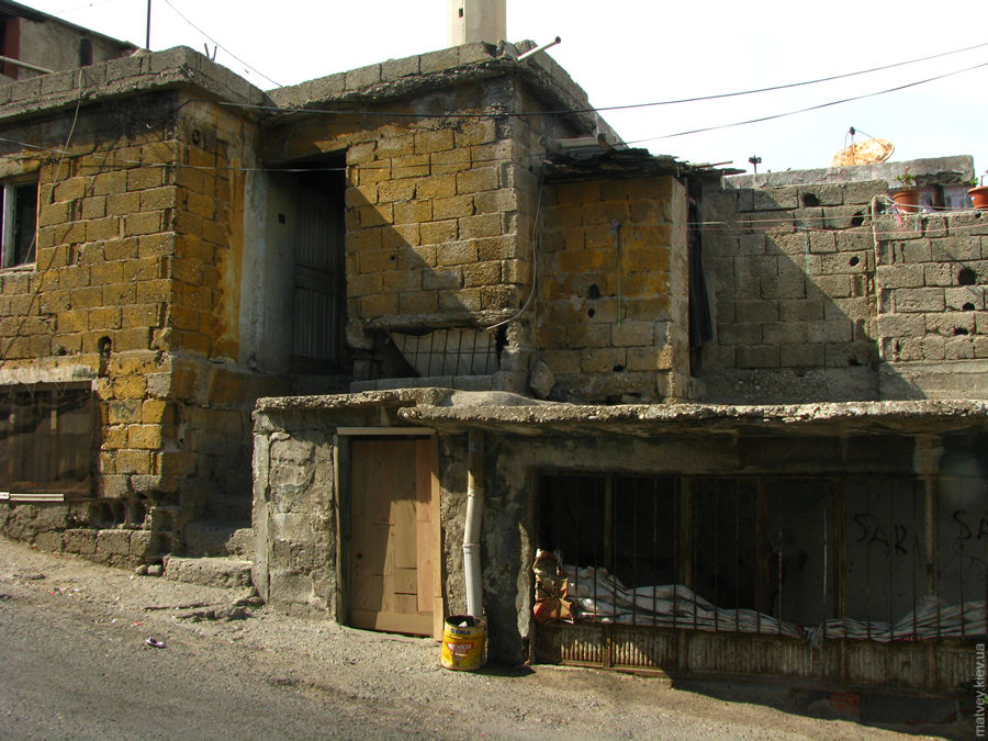 Старий саморобний будинок в старій частині міста. Кахраманмараш, Туреччина