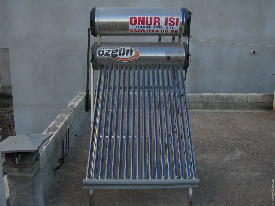 Система сонячного нагрівання води на даху. Нурдагі, Туреччина