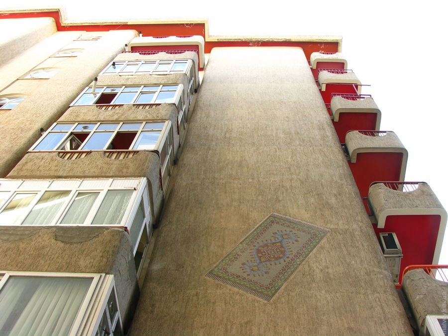 Килим, намальований на стіні багатоквартирного будинку. Кахраманмараш, Туреччина