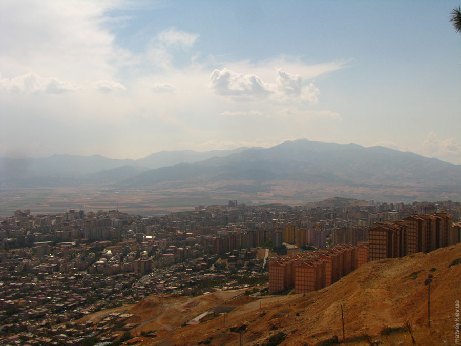 Вид на місто з кафе Teras на боці гори Ахир Даг. Кахраманмараш, Туреччина