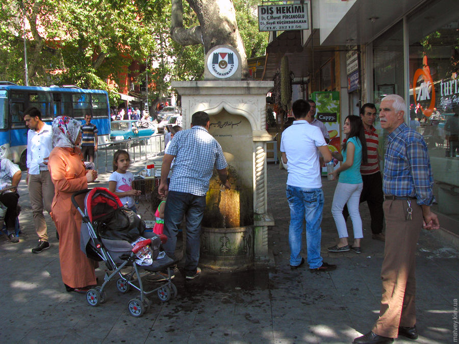 Люди біля фонтанчику з питною водою в центрі міста. Кахраманмараш, Туреччина
