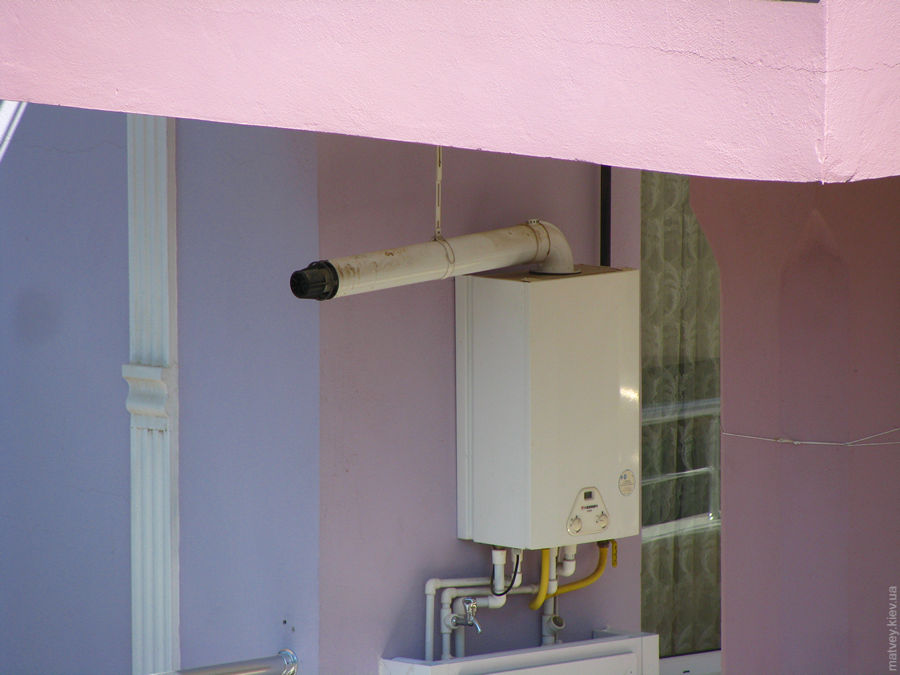 Автоматичний газовий котел на балконі. Кахраманмараш, Туреччина