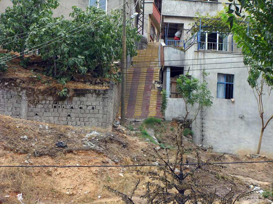 Напівзруйновані, розірвані сходи біля будівельного майданчику. Кахраманмараш, Туреччина