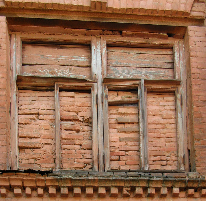 Старое окно, заложенное кирпичом