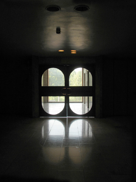 Двери бокового выхода из ХАТОБа