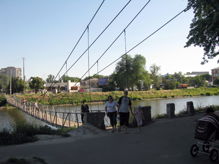 Пешеходный мостик через реку Харьков