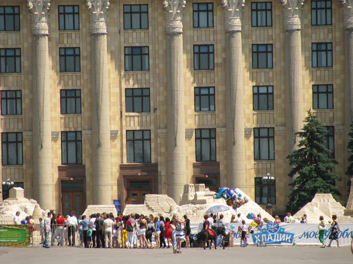 Очередь людей около песчаніх скульптур в Харькове