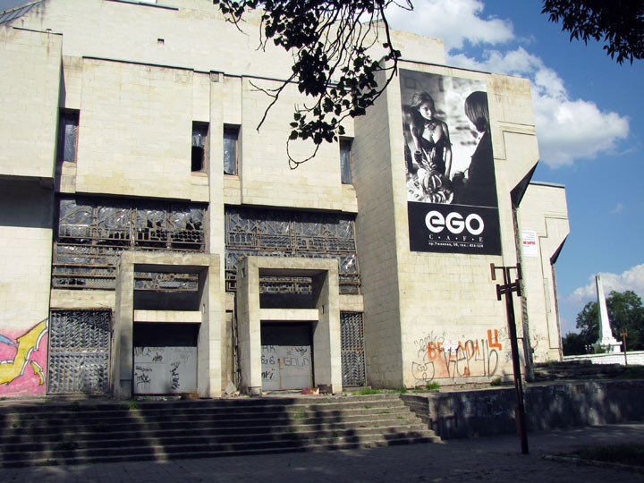 Заброшенный кинотеатр около памятника Джону Говарду
