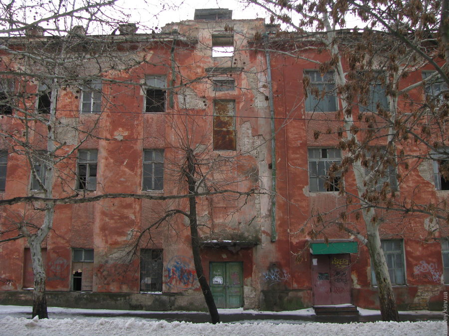 Закинутий червоний будинок. Зима. Херсон, Україна.