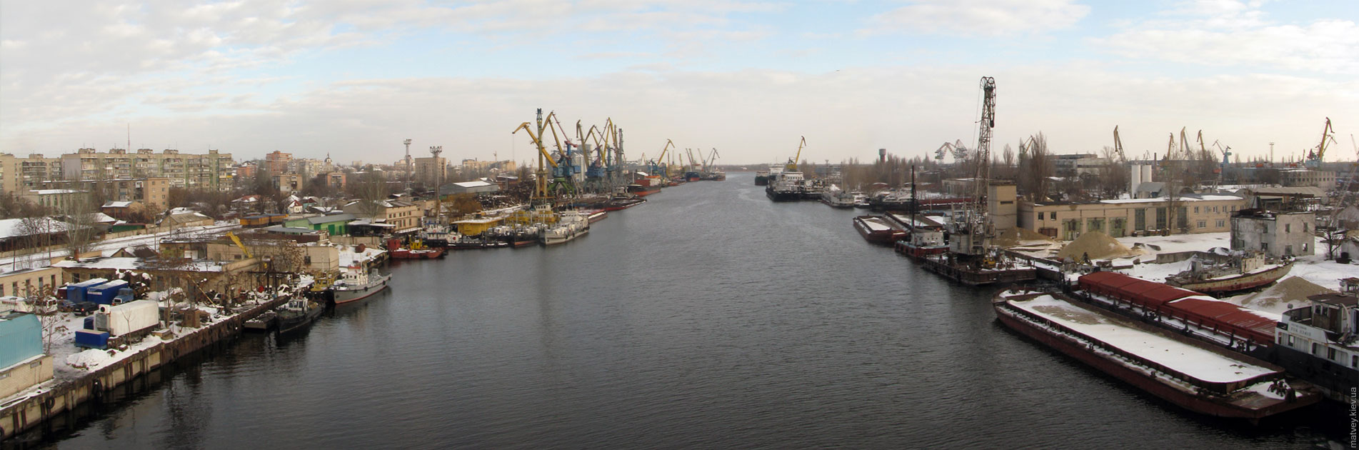 Панорама. Вид з мосту на порт та річку Кошову. Зима. Херсон, Україна.