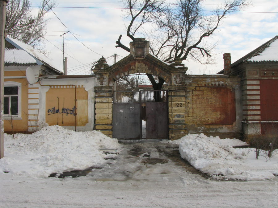 Арка над воротами двора по вул. Підпільній. Зима. Херсон, Україна.