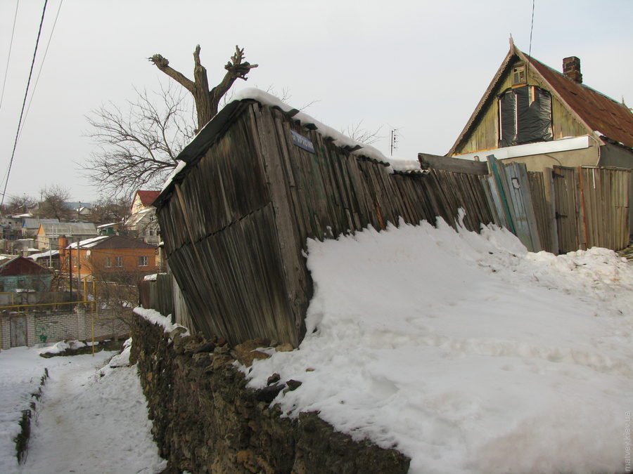Стара огорожа приватного будинку. Зима. Херсон, Україна.