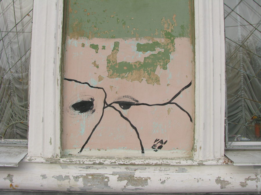 стріт-арт з оком на стіні. Зима. Херсон, Україна.