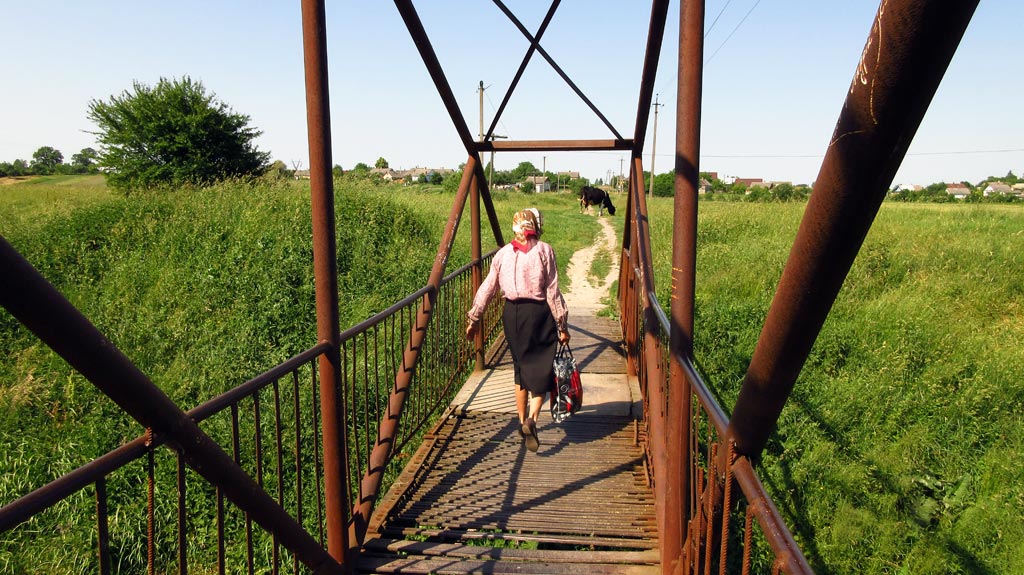Мост через речку Стубла (Стубазка) в конце улицы Замковой. Корова. Клевань