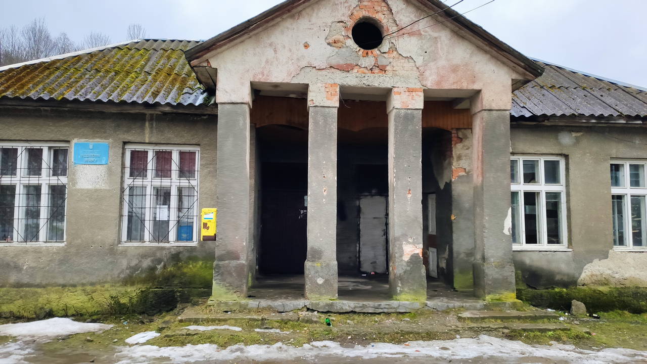 Відділення зв'язку, пошта. Старий будинок з колонами прямокутного профілю. Колочава, Карпати, Україна
