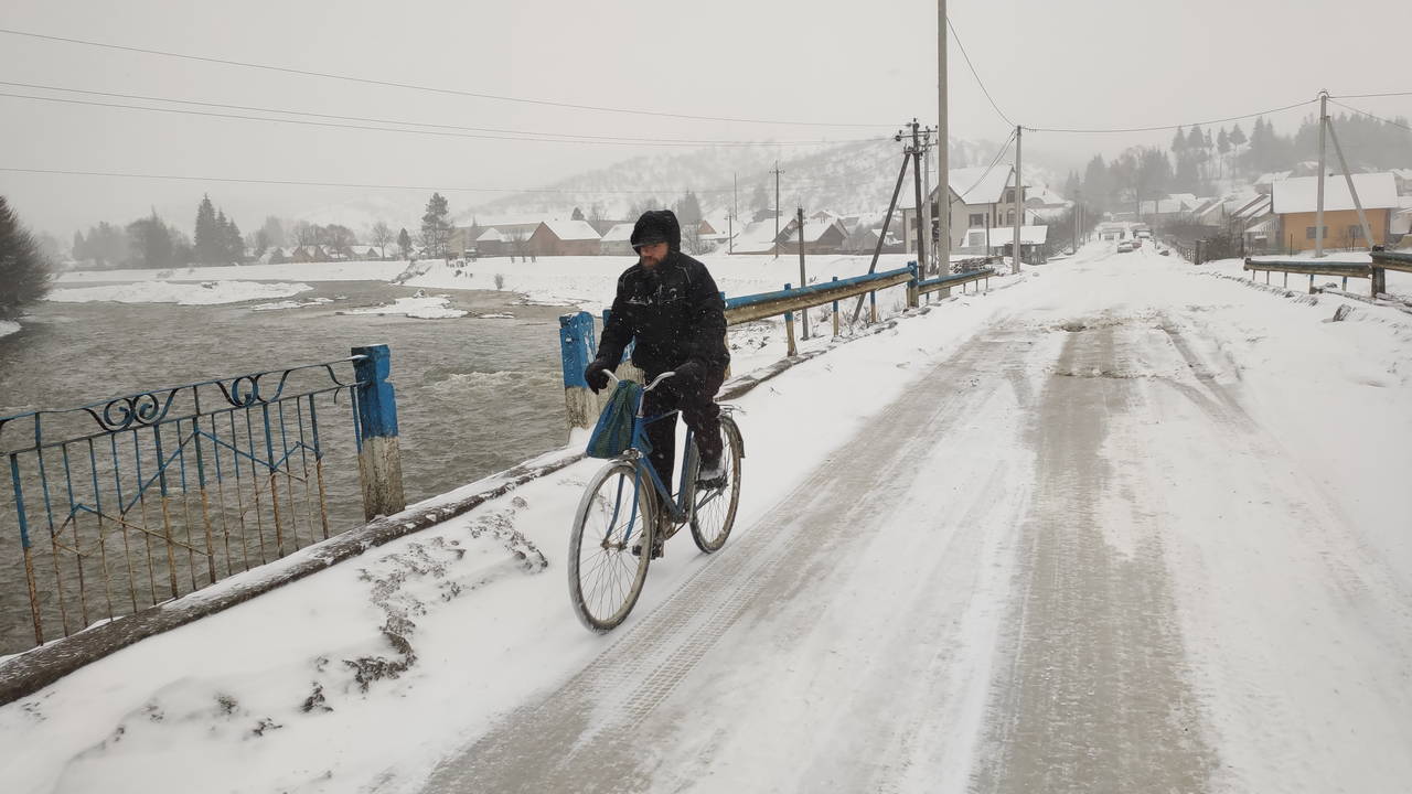 Велосипед взимку. Колочава, Карпати, Україна