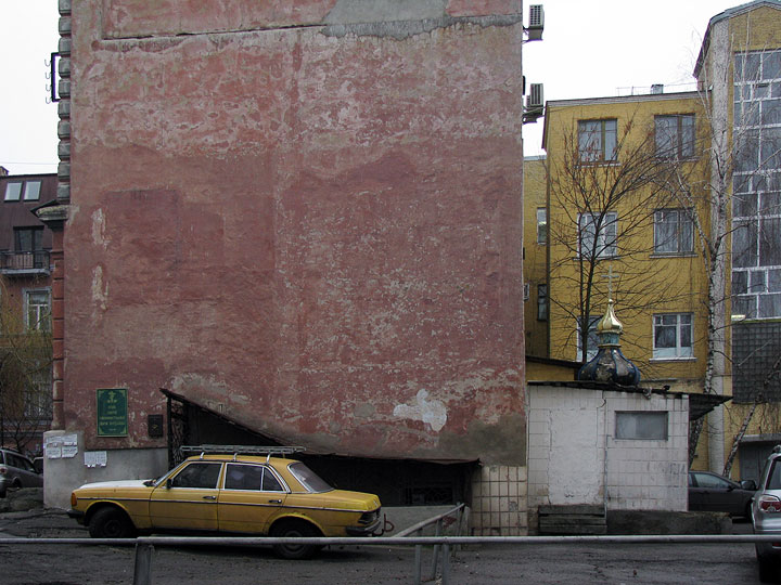 церква в підвалі, вид збоку