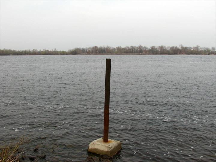 Опора огорожі в воді Дніпра. Жуків острів