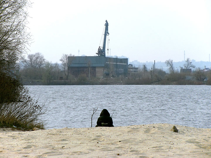 рибалка на Жуковому острові та кран на острові Водників