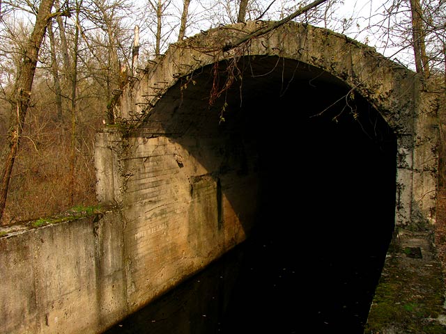 чорна вода на вході у тунель