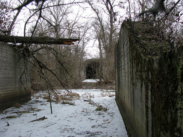 вхід в тунель Сталінське метро, Жуків острів, Київ, зима 2008